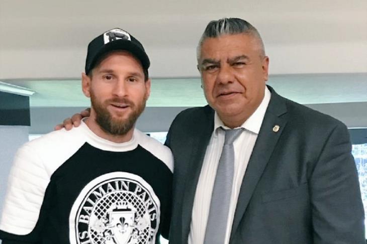 على هامش نهائي ليبرتادوريس.. رئيس الاتحاد الأرجنتيني يلمح إلى عودة ميسي